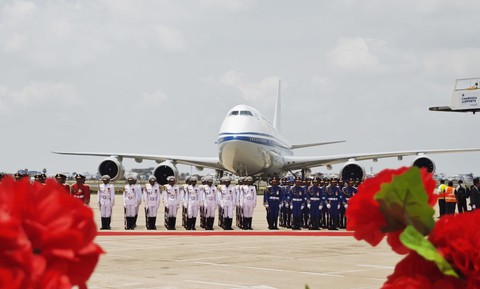 Quốc vương Campuchia và ông Hun Sen đón Chủ tịch Tập Cận Bình tại sân bay - Ảnh 5.