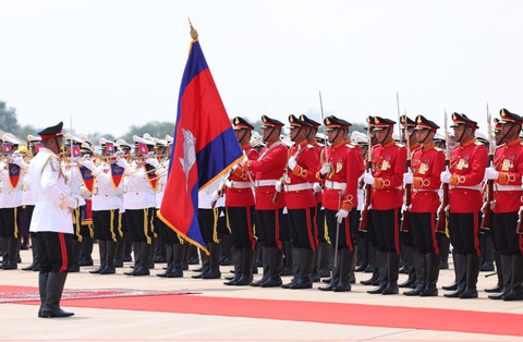 Quốc vương Campuchia và ông Hun Sen đón Chủ tịch Tập Cận Bình tại sân bay - Ảnh 6.