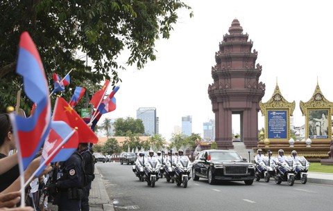 Quốc vương Campuchia và ông Hun Sen đón Chủ tịch Tập Cận Bình tại sân bay - Ảnh 8.