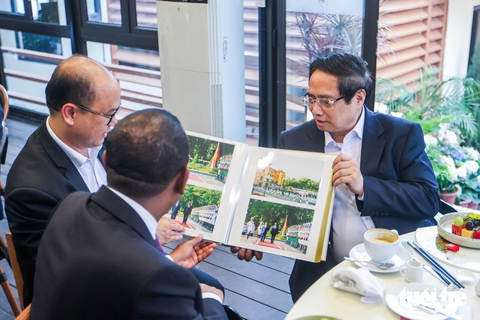 Thủ tướng Phạm Minh Chính và Thủ tướng Ethiopia dạo bộ hồ Tây thăm chùa Trấn Quốc - Ảnh 1.