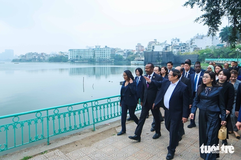 Thủ tướng Phạm Minh Chính và Thủ tướng Ethiopia dạo bộ hồ Tây thăm chùa Trấn Quốc - Ảnh 3.