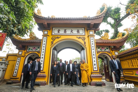 Thủ tướng Phạm Minh Chính và Thủ tướng Ethiopia dạo bộ hồ Tây thăm chùa Trấn Quốc - Ảnh 4.