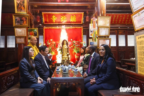 Thủ tướng Phạm Minh Chính và Thủ tướng Ethiopia dạo bộ hồ Tây thăm chùa Trấn Quốc - Ảnh 5.