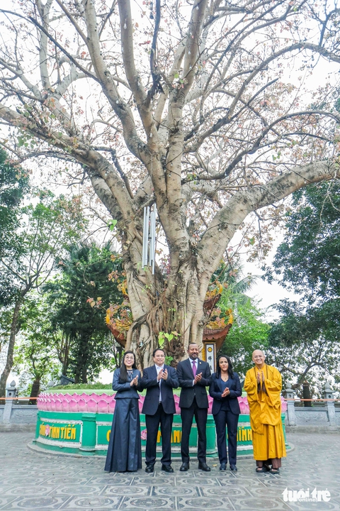 Thủ tướng Phạm Minh Chính và Thủ tướng Ethiopia dạo bộ hồ Tây thăm chùa Trấn Quốc - Ảnh 6.