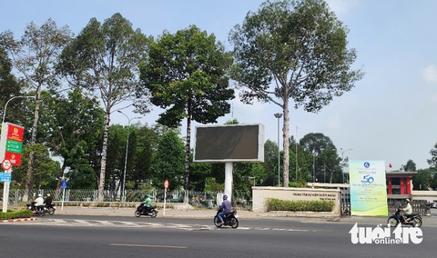 Tháo dỡ tường rào ở Trung tâm sự kiện và đối ngoại Đồng Nai trước ngày 30-4 - Ảnh 3.