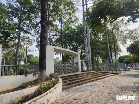 Tháo dỡ tường rào ở Trung tâm sự kiện và đối ngoại Đồng Nai trước ngày 30-4 - Ảnh 2.
