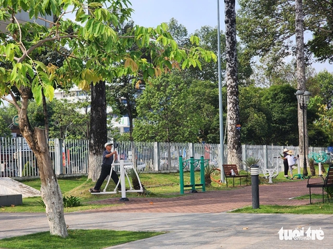 Tháo dỡ tường rào ở Trung tâm sự kiện và đối ngoại Đồng Nai trước ngày 30-4 - Ảnh 1.