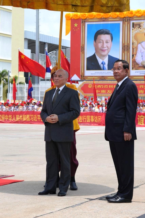 Quốc vương Campuchia đón Chủ tịch Tập Cận Bình tại sân bay - Ảnh 4. Quốc vương Campuchia và ông Hun Sen đón Chủ tịch Tập Cận Bình tại sân bay - Ảnh 4.