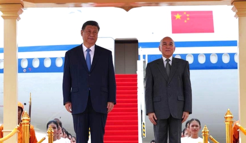 Quốc vương Campuchia đón Chủ tịch Tập Cận Bình tại sân bay - Ảnh 2. Quốc vương Campuchia và ông Hun Sen đón Chủ tịch Tập Cận Bình tại sân bay - Ảnh 2.