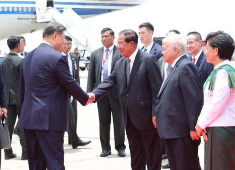 Quốc vương Campuchia và ông Hun Sen đón Chủ tịch Tập Cận Bình tại sân bay - Ảnh 3.
