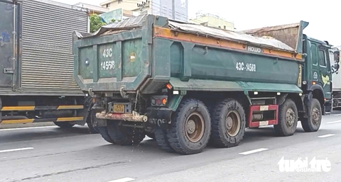 Bùn, đất nhem nhuốc trên đường phố Đà Nẵng: Cảnh sát ‘tuýt còi’ loạt xe ben chở đất - Ảnh 3.