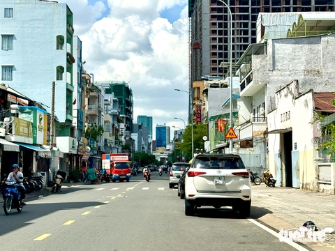 Bất cập thu phí đỗ ô tô, TP.HCM tăng ứng dụng công nghệ để giải quyết - Ảnh 1.