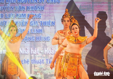 Hàng ngàn du khách dự khai hội Tháp Bà Ponagar trong đêm - Ảnh 8. Tháp bà Ponagar - Ảnh 7.