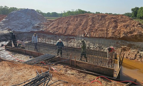 Đường ven biển 2.060 tỉ gặp khó vì đội vốn gần 700 tỉ đồng - Ảnh 1.