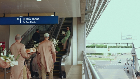 Chú rể Tây Ban Nha đón cô dâu Việt bằng metro - Ảnh 3. metro - Ảnh 3.