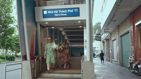 Chú rể Tây Ban Nha đón cô dâu Việt bằng metro - Ảnh 4. metro - Ảnh 4.