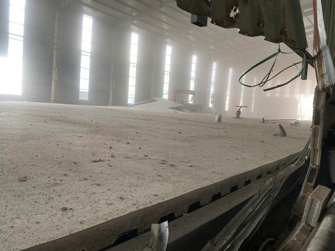 Sập sàn nhà xưởng trong khu công nghiệp đề chết 2 người - Ảnh 1. Sập sàn nhà xưởng trong khu công nghiệp đè chết 2 người - Ảnh 1.