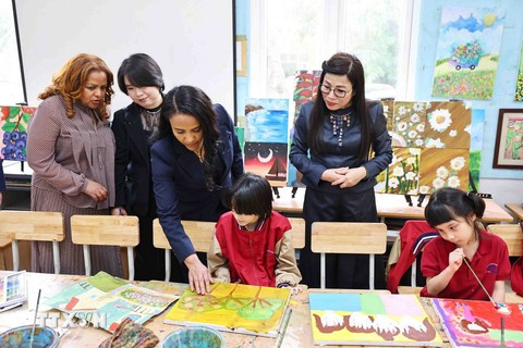 Hai Phu nhân Thủ tướng Việt Nam và Ethiopia thăm học sinh khiếm thị Trường Nguyễn Đình Chiểu - Ảnh 1.