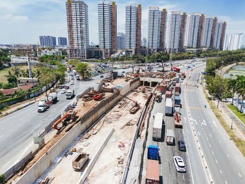 Tất bật thi công đưa hầm chui 'siêu' nút giao An Phú về đích dịp 30-4 - Ảnh 1.
