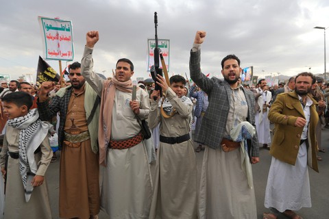 Houthi tố Mỹ không kích cảng dầu tại Yemen khiến 38 người chết - Ảnh 1.