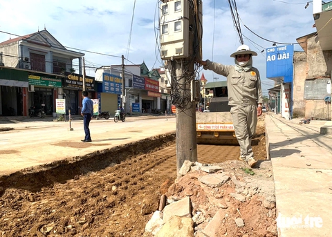 Quốc lộ thi công ì ạch vì vướng hàng loạt cột điện - Ảnh 3.