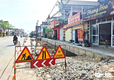 Quốc lộ thi công ì ạch vì vướng hàng loạt cột điện - Ảnh 4.