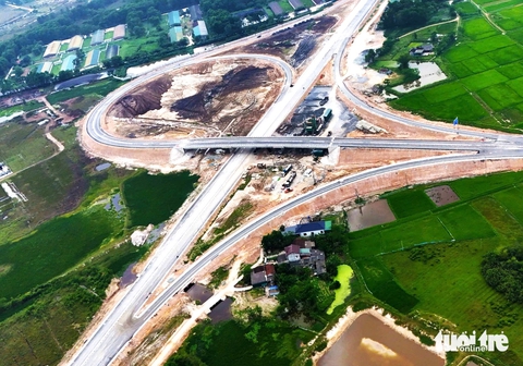 Ngắm cao tốc Bắc - Nam qua Hà Tĩnh trước ngày thông xe kỹ thuật - Ảnh 4.