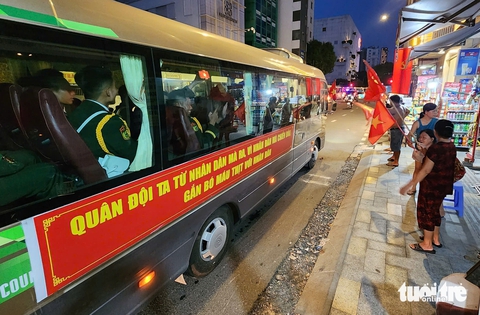 Cờ đỏ sao vàng phủ kín đường Lê Duẩn, người dân hào hứng vẫy chào đoàn diễu binh - Ảnh 11.