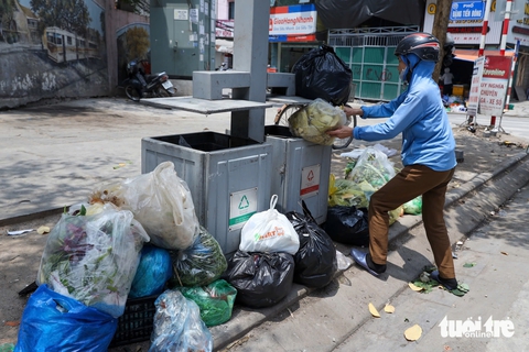 Quá hạn buộc phải phân loại rác đã 4 tháng, rác vẫn lộn xộn như cũ - Ảnh 1.