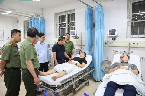 Bí thư Tỉnh ủy Quảng Ninh thăm hỏi, động viên thân nhân chiến sĩ hy sinh khi bắt tội phạm ma túy - Ảnh 1.