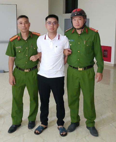 Di lý Bùi Đình Khánh ngay trong đêm về Quảng Ninh - Ảnh 2. Bàn giao, di lý nghi phạm nguy hiểm Bùi Đình Khánh ngay trong đêm về Quảng Ninh - Ảnh 2.