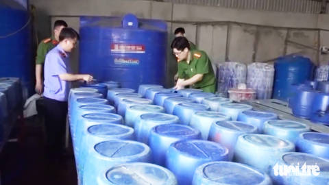 Bên trong xưởng sản xuất 3.500 tấn giá đỗ 'ngậm' hóa chất - Ảnh 1.
