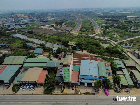 Mặt bằng vành đai 4 vẫn ngổn ngang dù lãnh đạo Hà Nội giao thời hạn 'không được phép muộn hơn' - Ảnh 8.