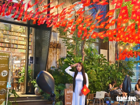 Bạn trẻ 'săn' chỗ đẹp xem diễu binh 30-4, quán cà phê 'cháy' chỗ - Ảnh 2.