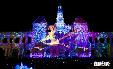 Bữa tiệc nghệ thuật 3D Mapping đầy sắc màu mở màn chuỗi hoạt động 'Sắc màu thành phố Bác' - Ảnh 5. Bữa tiệc nghệ thuật 3D mapping rực rỡ mở màn chuỗi hoạt động 'Sắc màu thành phố Bác' - Ảnh 5.