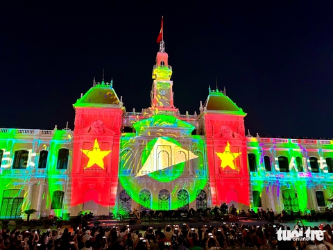 Bữa tiệc nghệ thuật 3D Mapping đầy sắc màu mở màn chuỗi hoạt động 'Sắc màu thành phố Bác' - Ảnh 6. Bữa tiệc nghệ thuật 3D mapping rực rỡ mở màn chuỗi hoạt động 'Sắc màu thành phố Bác' - Ảnh 6.