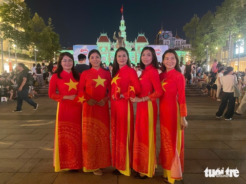 Bữa tiệc nghệ thuật 3D Mapping đầy sắc màu mở màn chuỗi hoạt động 'Sắc màu thành phố Bác' - Ảnh 7. Bữa tiệc nghệ thuật 3D mapping rực rỡ mở màn chuỗi hoạt động 'Sắc màu thành phố Bác' - Ảnh 7.