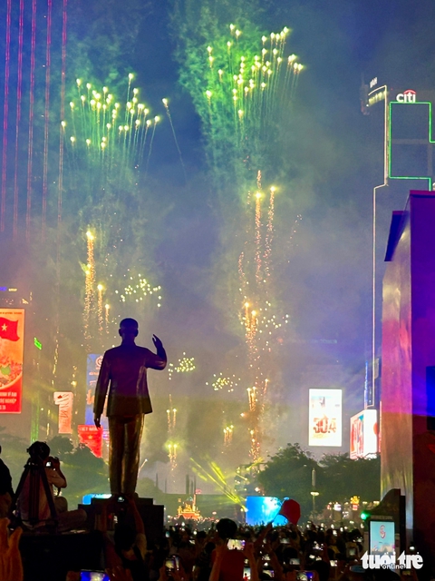 Bữa tiệc nghệ thuật 3D Mapping đầy sắc màu mở màn chuỗi hoạt động 'Sắc màu thành phố Bác' - Ảnh 10. Bữa tiệc nghệ thuật 3D mapping rực rỡ mở màn chuỗi hoạt động 'Sắc màu thành phố Bác' - Ảnh 10.