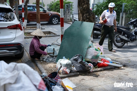 Rác chưa phân loại, vứt bỏ trên vỉa hè ở Hà Nội 'bất chấp' biển cảnh báo - Ảnh 7.