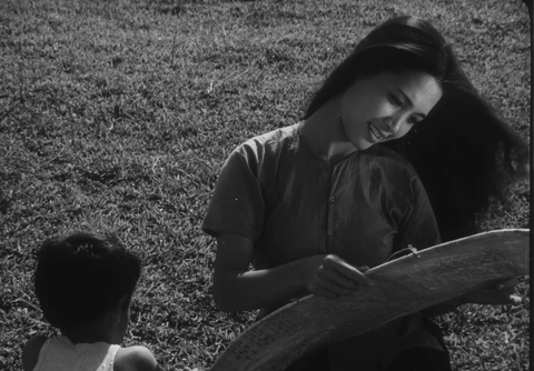 Bao giờ cho đến tháng 10: không bom đạn nhưng vẫn đau đến tận cùng - Ảnh 1. Bao giờ cho đến tháng 10 không bom đạn nhưng vẫn đau đến tận cùng - Ảnh 1.