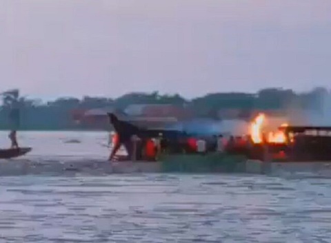 Tàu chở 500 người cháy ngùn ngụt, ít nhất 148 người chết - Ảnh 1. Tàu chở 500 người cháy ngùn ngụt, ít nhất 148 người chết - Ảnh 1.