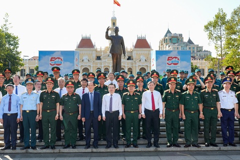 Lãnh đạo Bộ Quốc phòng, Thành ủy TP.HCM dâng hoa tưởng niệm Chủ tịch Hồ Chí Minh - Ảnh 3.