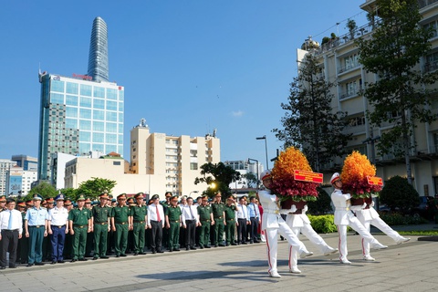 Lãnh đạo Bộ Quốc phòng, Thành ủy TP.HCM dâng hoa tưởng niệm Chủ tịch Hồ Chí Minh - Ảnh 1.