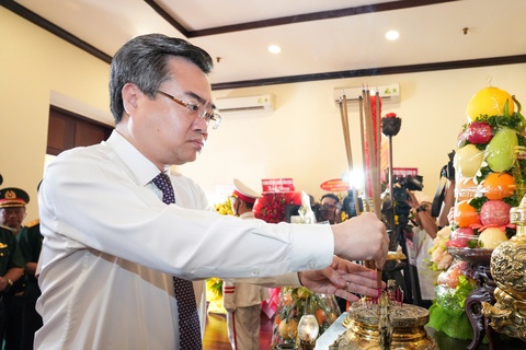 Lãnh đạo Bộ Quốc phòng, Thành ủy TP.HCM dâng hoa tưởng niệm Chủ tịch Hồ Chí Minh - Ảnh 4.
