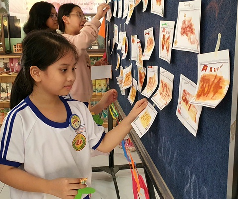 Học trò tiểu học thi truyền tin, chui hầm, vượt sông... ôn lịch sử cha ông - Ảnh 4.
