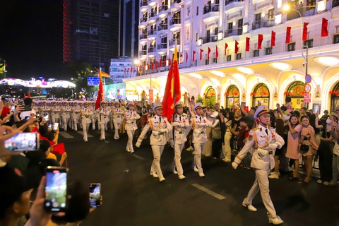 diễu binh - Ảnh 1.