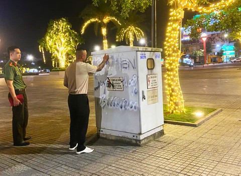 Xử phạt người đàn ông phun sơn quảng cáo 'khỏi hen suyễn 100%' lên cả biển giao thông - Ảnh 2.