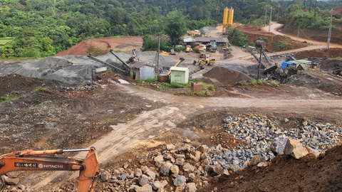 2 mỏ đá ở Kon Tum đã bị thu hồi vẫn được khai thác? - Ảnh 1.