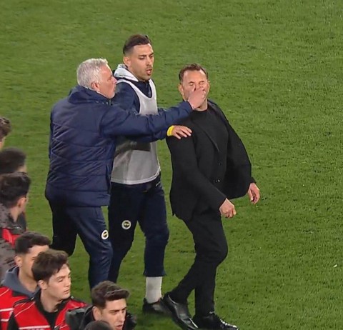 Jose Mourinho hành động xấu xí, bóp mũi HLV đối thủ - Ảnh 1.