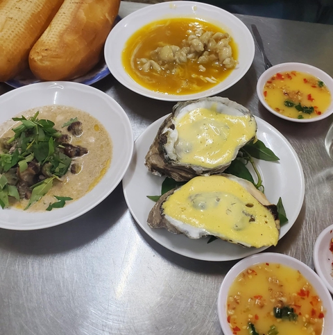 Ghé quán ốc ba chi nhánh của diễn viên Lê Khánh: Nên thử răng mực xào bơ, ốc len xào dừa - Ảnh 2. Ốc Khánh - Ảnh 2.
